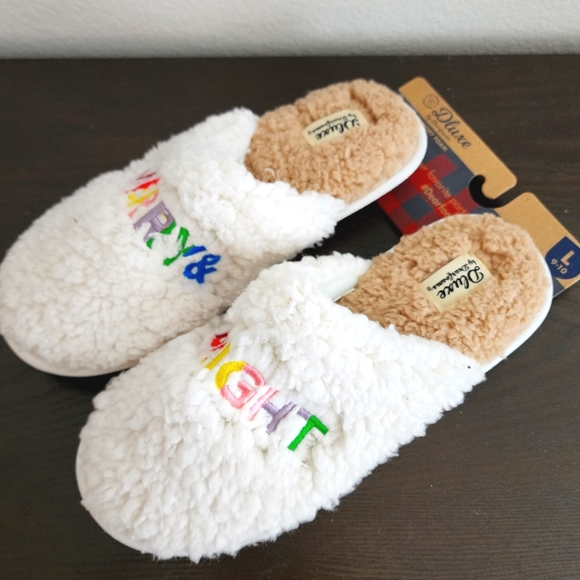 Dearfoam Holiday Slippers - Picture 2 of 3
